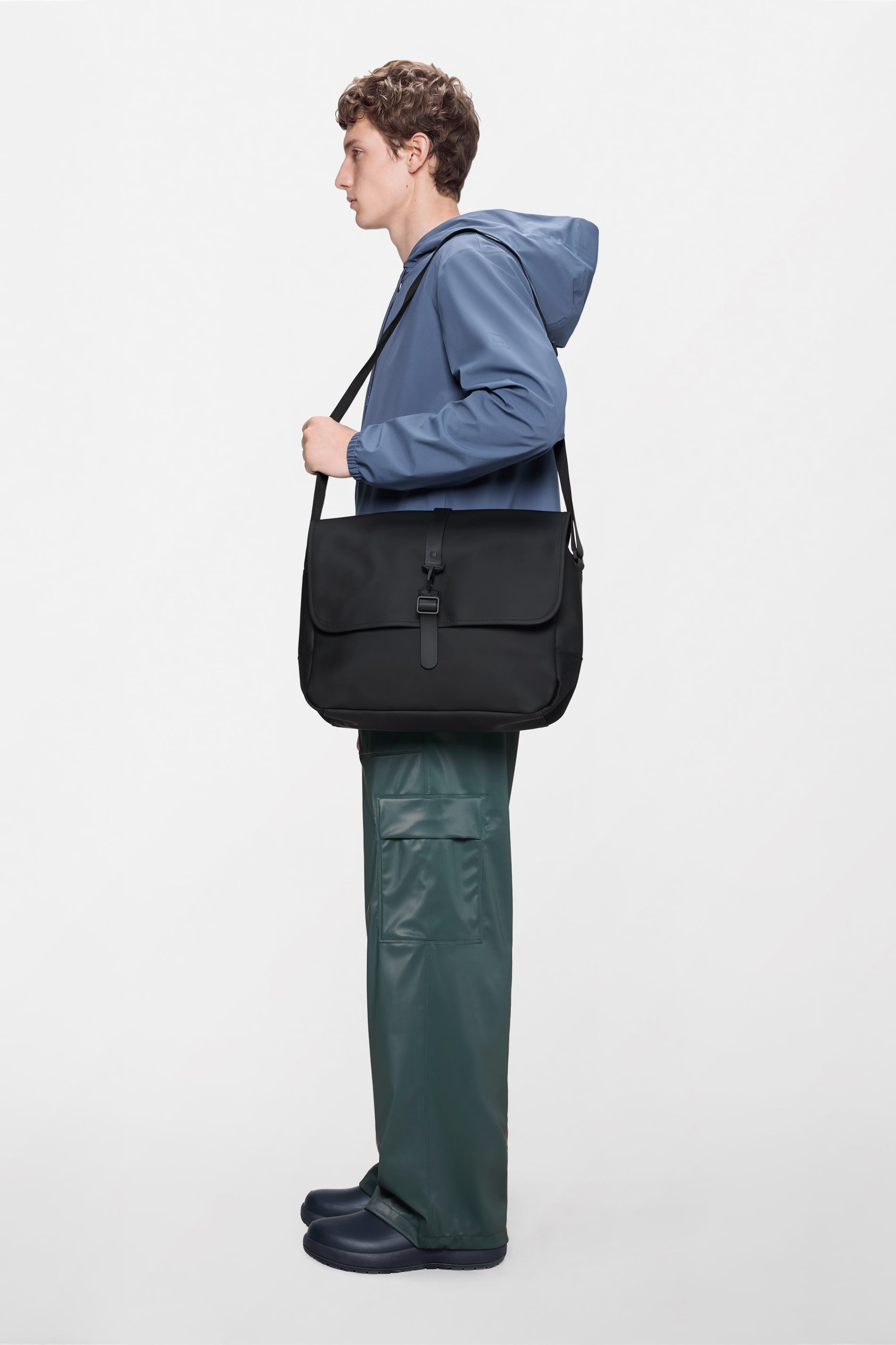 RAINS Messenger Bag Black 11L H32 x D11 x W38 cm Messenger