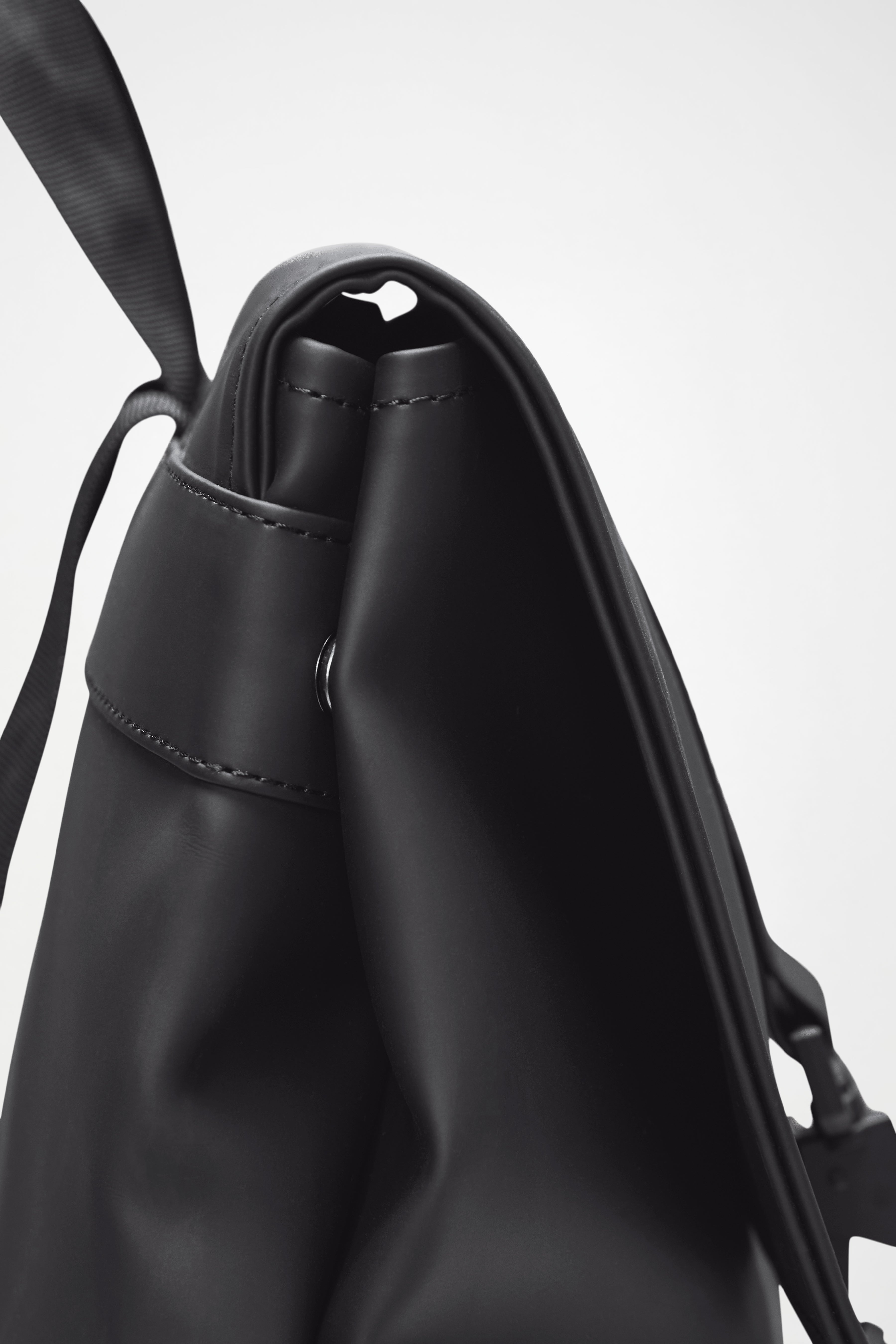 RAINS MSN Bag Black 21L H40 x D15 x W35 cm Backpack